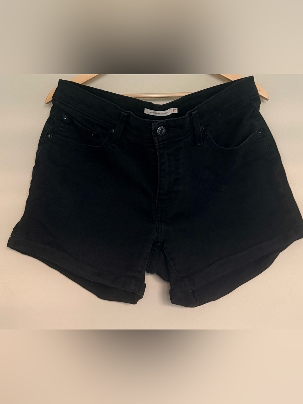 Levi’s Black Mid Length Shorts Size 32 Inseam 4’